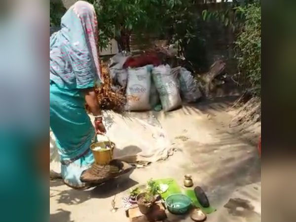 করোনা আতঙ্কের মাঝেই নয়া গিমিকে বুঁদ গ্রাম বাংলা করোনা আতঙ্কের মাঝেই নয়া গিমিকে বুঁদ গ্রাম বাংলা