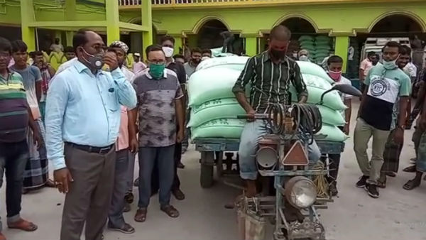 সুন্দরবনে লকডাউনের মাঝেও বাড়িতে বাড়িতে রেশন পৌঁছে দিচ্ছে তৃণমূল সুন্দরবনে লকডাউনের মাঝেও বাড়িতে বাড়িতে রেশন পৌঁছে দিচ্ছে তৃণমূল