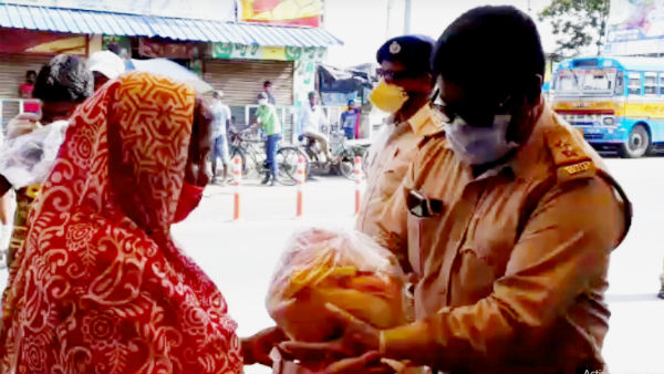 দুঃস্থ মানুষকে ত্রাণ তুলে দিল বসিরহাটের ট্রাফিক পুলিশ দুঃস্থ মানুষকে ত্রাণ তুলে দিল বসিরহাটের ট্রাফিক পুলিশ