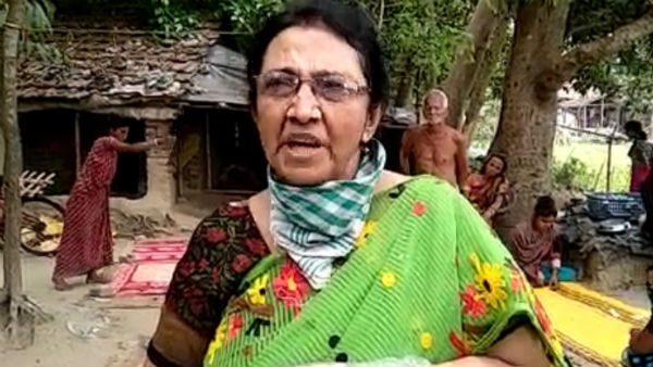 পেনশনের টাকায় গরীবের জন্য ত্রাণ প্রাক্তন শিক্ষিকার পেনশনের টাকায় গরীবের জন্য ত্রাণ প্রাক্তন শিক্ষিকার