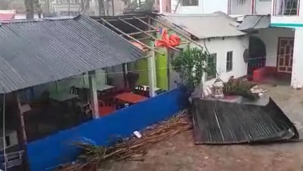 ভাঙল কাঁচা বাড়ি
