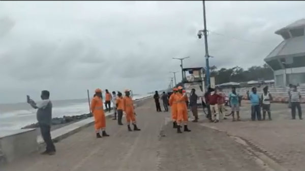 ধেয়ে আসছে আম্ফান, স্থানীয় বাসিন্দাদের সতর্ক করতে দীঘায় মাইকিং এনডিআরএফ-র ধেয়ে আসছে আম্ফান, স্থানীয় বাসিন্দাদের সতর্ক করতে দীঘায় মাইকিং এনডিআরএফ-র
