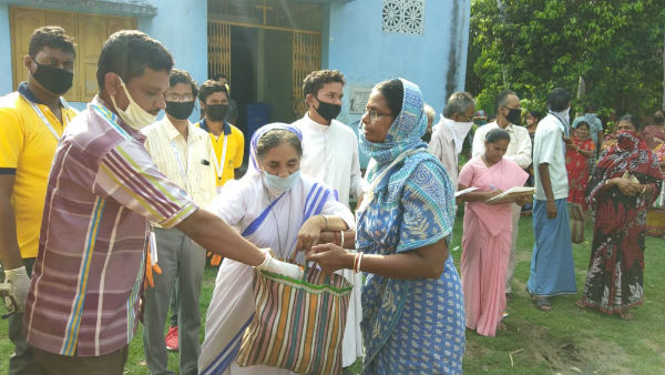দুঃস্থদের পাশে তমলুক ঘাটাল সেন্ট্রাল কোঅপরেটিভ ব্যাঙ্ক