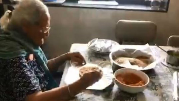 পরিযায়ী শ্রমিকদের জন্য খাবার প্যাক করছেন ৯৯ বছরের বৃদ্ধা পরিযায়ী শ্রমিকদের জন্য খাবার প্যাক করছেন ৯৯ বছরের বৃদ্ধা