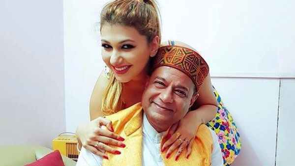 ৩৭ বছরের বড় প্রাক্তন সঙ্গী অনুপই জসলিনের নয়া বয়ফ্রেন্ড খুঁজে দিলেন! তোলপাড় বলি-পাড়া ৩৭ বছরের বড় প্রাক্তন সঙ্গী অনুপই জসলিনের নয়া বয়ফ্রেন্ড খুঁজে দিলেন! তোলপাড় বলি-পাড়া