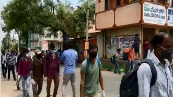 ঘরের উদ্দেশে রওনা উত্তরপ্রদেশ-ঝাড়খণ্ডের শ্রমিকদের ঘরের উদ্দেশে রওনা উত্তরপ্রদেশ-ঝাড়খণ্ডের শ্রমিকদের