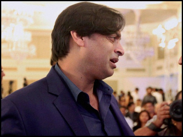 মাঠে শত্রু, বাইরে বন্ধু