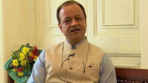 বিদায়বেলায় সঙ্গে নিলেন কিশোরের গান, বদলির চিঠি হাতে বিবেক-কণ্ঠে আবেগঘন নিবেদন বিদায়বেলায় সঙ্গে নিলেন কিশোরের গান, বদলির চিঠি হাতে বিবেক-কণ্ঠে আবেগঘন নিবেদন