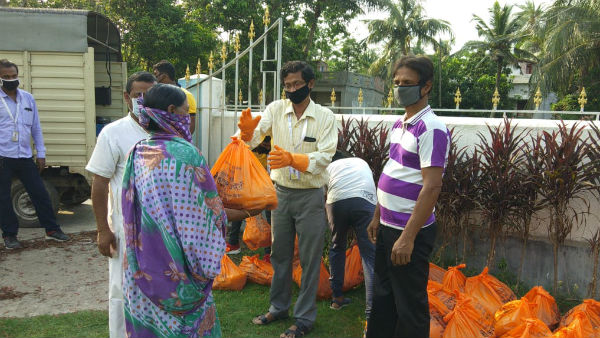 ত্রাণের সঙ্গে দেওয়া হচ্ছে মাস্কও