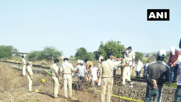 সকাল ৫টা ১৫ মিনিট নাগাদ এই মর্মান্তিক দুর্ঘটনাটি ঘটে