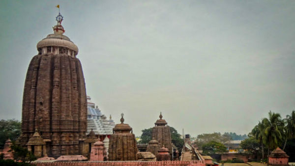 মন্দিরের মাথায় ধ্বজা নেই