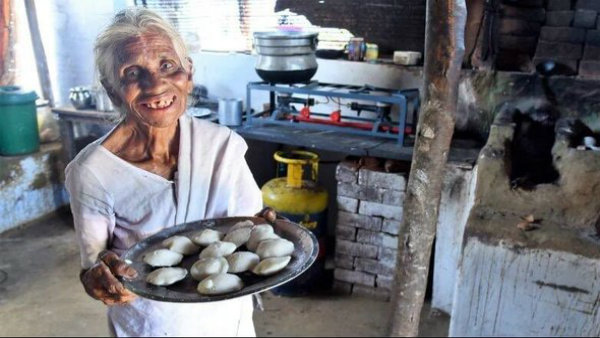 এক টাকায় ইডলি বিক্রি করছেন ‘ইডলি আম্মা’ এক টাকায় ইডলি বিক্রি করছেন ‘ইডলি আম্মা’