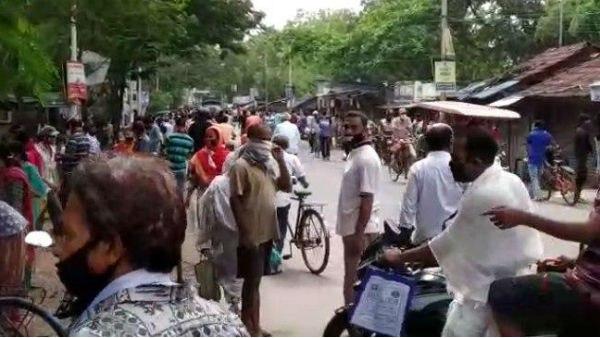 লকডাউনের তদারকিতে টিকিয়াপাড়া গিয়েছিল পুলিশ