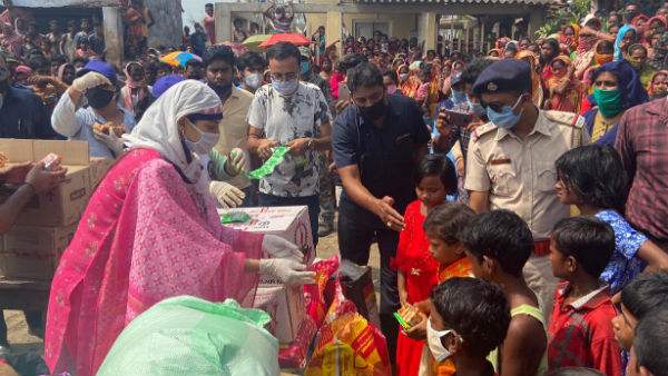 যন্ত্র চালিত নৌকায় করে সুন্দরবন নদী বাঁধ পরিদর্শন ও দুর্গতদের ত্রান বিলি নুসরতের যন্ত্র চালিত নৌকায় করে সুন্দরবন নদী বাঁধ পরিদর্শন ও দুর্গতদের ত্রান বিলি নুসরতের