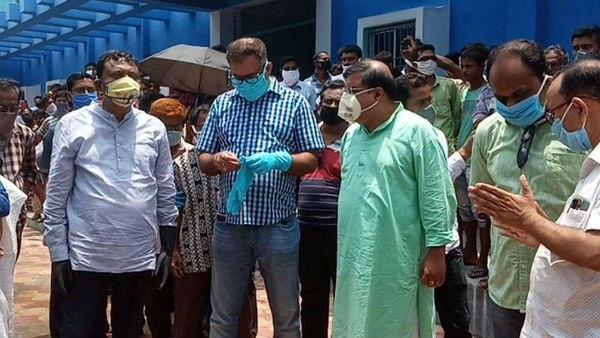 আম্ফানের গ্রাসের সুন্দরবন, দুর্গতদের পাশে বিধায়ক পার্থ আম্ফানের গ্রাসের সুন্দরবন, দুর্গতদের পাশে বিধায়ক পার্থ