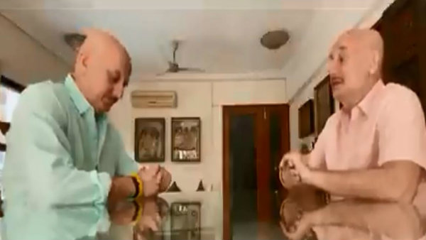 নিজের সঙ্গেই কথা বলছেন অনুপম খের নিজের সঙ্গেই কথা বলছেন অনুপম খের