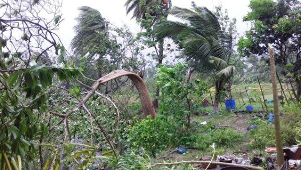 পশ্চিমবঙ্গে প্রায় পাঁচ লাখ মানুষকে সুরক্ষিত জায়গায় নিয়ে যায়