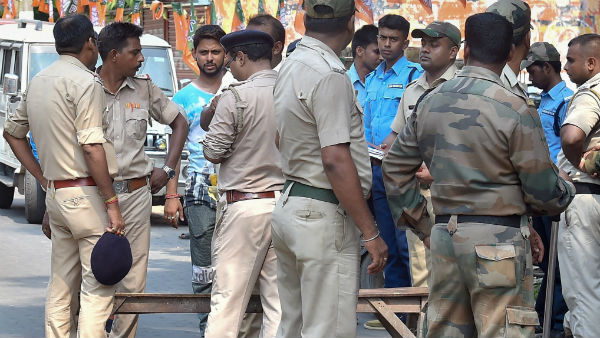 রাস্তায় পানের পিক ফেলায় অভিনব সাজা ট্রাফিক পুলিশ