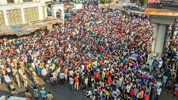 বান্দ্রা স্টেশনে ভিড় শ্রমিকদের