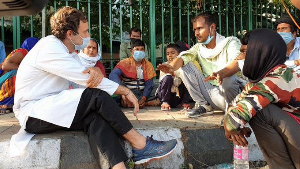 দিল্লির রাস্তায় বসে পরিযায়ী শ্রমিকদের দুর্দশা শুনলেন রাহুল গান্ধী, করলেন সাহায্য দিল্লির রাস্তায় বসে পরিযায়ী শ্রমিকদের দুর্দশা শুনলেন রাহুল গান্ধী, করলেন সাহায্য