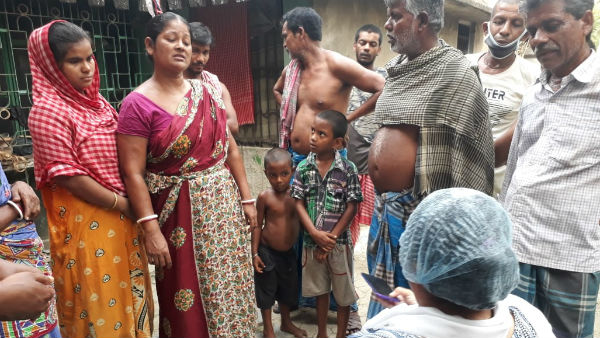 ভারত সেবাশ্রম সংঘের নারী বাহিনীর হেঁসেল খাবার পৌঁছে দিচ্ছে বস্তিবাসীদের ভারত সেবাশ্রম সংঘের নারী বাহিনীর হেঁসেল খাবার পৌঁছে দিচ্ছে বস্তিবাসীদের