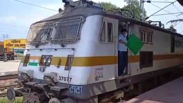শালিমার স্টেশন থেকে জয়পুরের উদ্দেশ্যে রওনা স্পেশ্য়াল ট্রেনের শালিমার স্টেশন থেকে জয়পুরের উদ্দেশ্যে রওনা স্পেশ্য়াল ট্রেনের