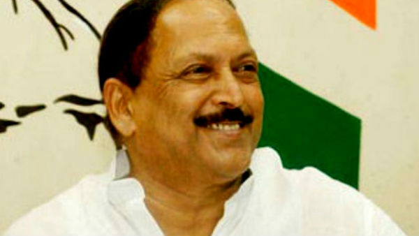সুব্রত মুখোপাধ্যায়ের বাড়ির সামনে পড়ে ছিল গাছ