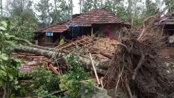 ফের শুরু লড়াই, সাহায্যের অপেক্ষায় প্রহর গুনছে আম্ফান তাণ্ডবে তছনছ সুন্দরবন ফের শুরু লড়াই, সাহায্যের অপেক্ষায় প্রহর গুনছে আম্ফান তাণ্ডবে তছনছ সুন্দরবন