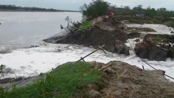 ফের ভাঙলো সুন্দরবনের বাঁধ জলের তোড়ে ভাসল বেশ কয়েকটি গ্রাম ফের ভাঙলো সুন্দরবনের বাঁধ জলের তোড়ে ভাসল বেশ কয়েকটি গ্রাম