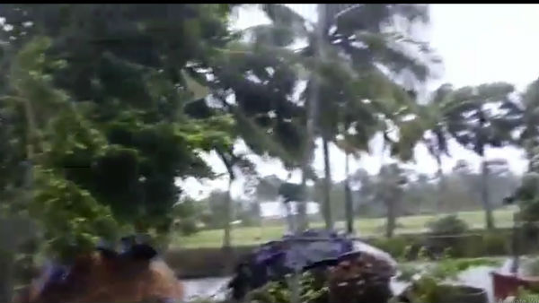 স্টেশনের ভিতরে জল