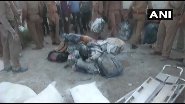 যোগী রাজ্যে ফের দুর্ঘটনা, বাড়ি ফেরার পখে মৃত্যু ২৩ পরিযায়ী শ্রমিকের যোগী রাজ্যে ফের দুর্ঘটনা, বাড়ি ফেরার পখে মৃত্যু ২৩ পরিযায়ী শ্রমিকের