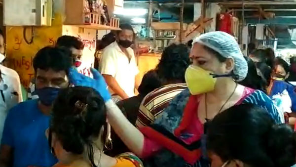 গড়িয়াহাট বাজারে মাস্ক বিলি বিজেপি মহিলা মোর্চা নেত্রী অগ্নিমিত্রা পলের গড়িয়াহাট বাজারে মাস্ক বিলি বিজেপি মহিলা মোর্চা নেত্রী অগ্নিমিত্রা পলের