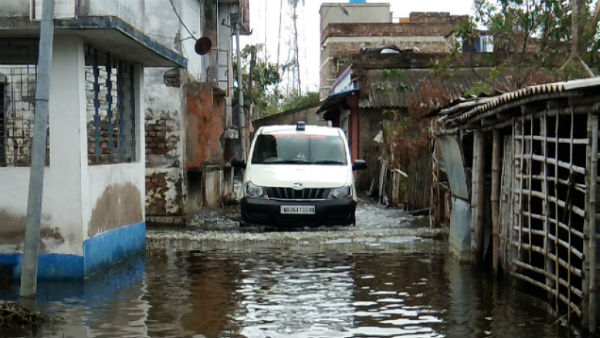 এখনও রেশ কাটেনি আম্ফানের! হাটু জলে ভাসছে থানা, পশু চিকিৎসালয় এখনও রেশ কাটেনি আম্ফানের! হাটু জলে ভাসছে থানা, পশু চিকিৎসালয়