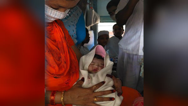 হাওড়া-সেকেন্দ্রাবাদ স্পেশাল ট্রেনে রেলেকর্মীদের সহায়তায় জন্ম নিল শিশু, ছবি টুইট করলেন রেলমন্ত্রী হাওড়া-সেকেন্দ্রাবাদ স্পেশাল ট্রেনে রেলেকর্মীদের সহায়তায় জন্ম নিল শিশু, ছবি টুইট করলেন রেলমন্ত্রী