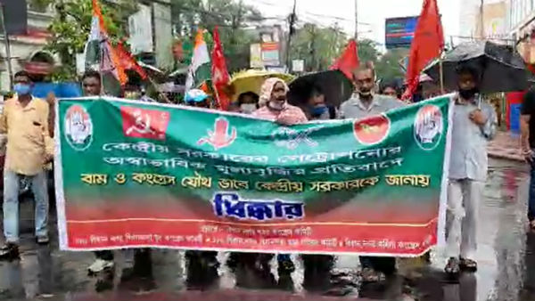 পেট্রোল ডিজেলের মূল্যবৃদ্ধির প্রতিবাদে বিক্ষোভ কলকাতায় পেট্রোল ডিজেলের মূল্যবৃদ্ধির প্রতিবাদে বিক্ষোভ কলকাতায়