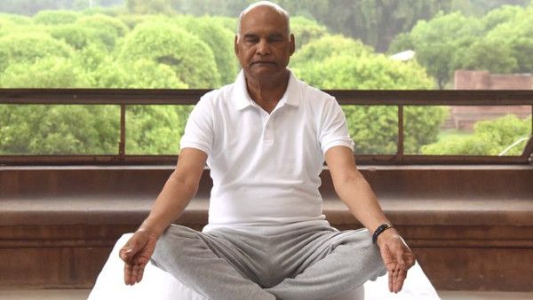 রাষ্ট্রপতি কোভিন্দকেও যোগ ব্যায়াম করতে দেখা যায়
