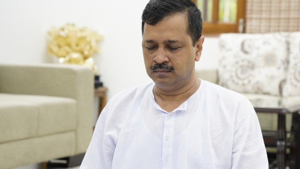 যোগাসন করতে দেখা যায় অরবিন্দ কেজরিওয়ালকে