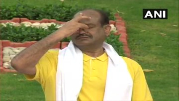 যোগ ঐক্য বাড়াতে সাহায্য করে