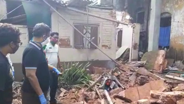 পুর প্রশাসক হাকিমের এলাকায় ভেঙে পড়ল বিপজ্জনক বাড়ি পুর প্রশাসক হাকিমের এলাকায় ভেঙে পড়ল বিপজ্জনক বাড়ি