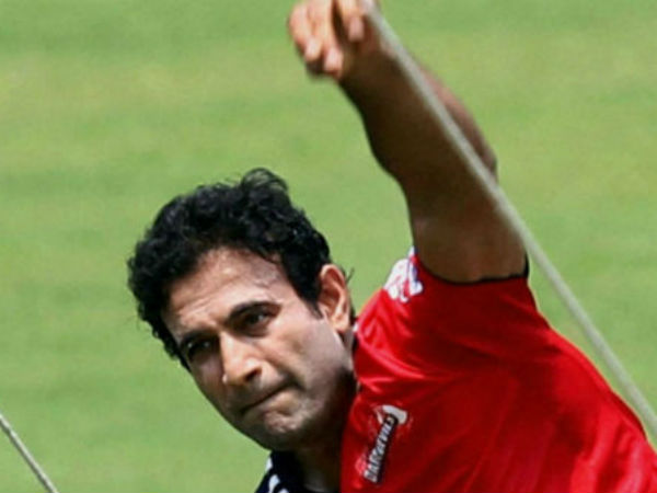 ফাঁকা মাঠে ইতিমধ্য খেলা শুরু