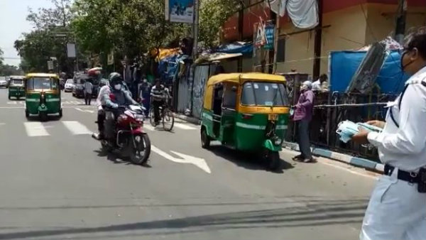 কমিশনারের নির্দেশ, পথে নেমে মাস্ক বিলি কলকাতা পুলিশের কমিশনারের নির্দেশ, পথে নেমে মাস্ক বিলি কলকাতা পুলিশের