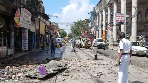 কলেজ স্ট্রিটে পুরনো বাড়ির বারান্দা ভেঙে আহত ৩ কলেজ স্ট্রিটে পুরনো বাড়ির বারান্দা ভেঙে আহত ৩