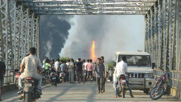 আশেপাশের এলাকায় ছড়িয়ে পড়েছে ধোঁয়া