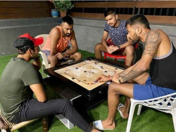 ক্যারাম খেলার মুহূর্ত শেয়ার হার্দিকের