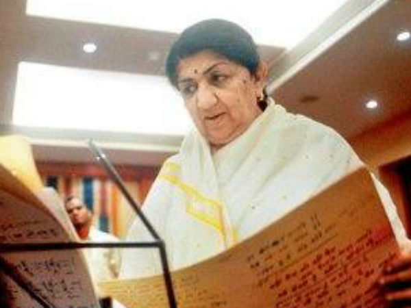 বিশ্বজয়ী ক্রিকেটারদের পুরস্কৃত করতে পাশে দাঁড়িয়েছিলেন লতা