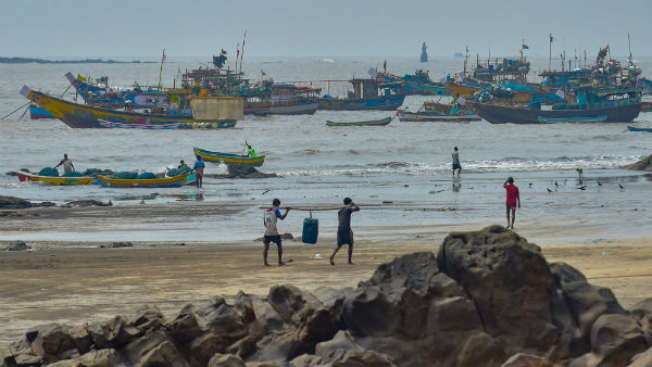 আম্ফানের মতো শক্তিশালী নয়, দীর্ঘস্থায়ী নিসর্গ