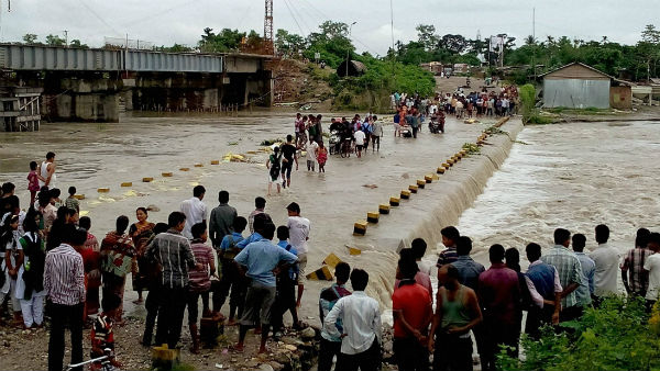 নদীর জল বইছে রাস্তার উপর দিয়ে