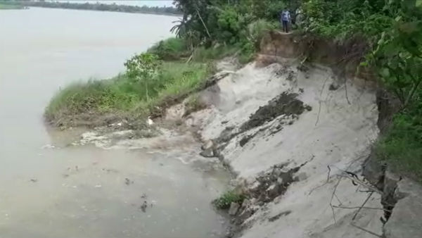 বর্ষা শুরু না হতেই ভয়াবহ ভাঙন ভাগীরথীতে, তলিয়ে গেল কয়েক বিঘা চাষের জমি বর্ষা শুরু না হতেই ভয়াবহ ভাঙন ভাগীরথীতে, তলিয়ে গেল কয়েক বিঘা চাষের জমি