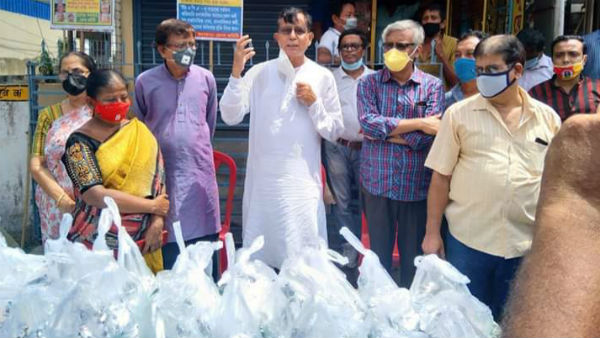 প্রাক্তন মেয়র এর পাড়ায় ত্রাণ বিলি সিপিএমের প্রাক্তন মেয়র এর পাড়ায় ত্রাণ বিলি সিপিএমের