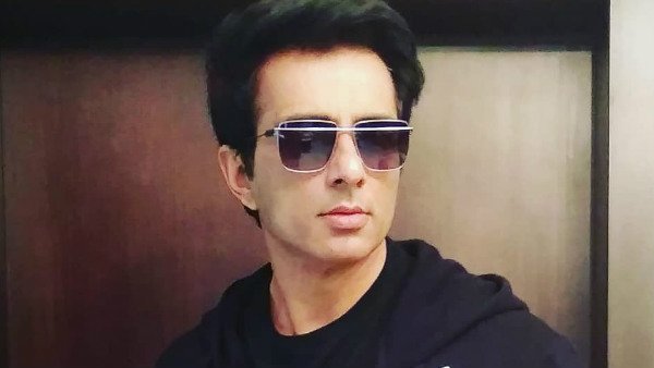 আগের বার চার্টার্ড বিমানে কেরল ঠেকে দেড়শোরও বেশি মহিলাকে ওড়িশায় তাঁদের ঘরে পাঠিয়েছেন সোনু সুদ। এবার একইভাবে সোনু সুদ আরও একটি চার্টার্ড বিমানে দেরাদুনের ঘরে পাঠালেন। শাস্ত্রে আছে, দুঃসময়ে যিনি নিজের জীবন তুচ্ছ করে অন্যের হিতে আসেন তিনিই বন্ধু তিনিই মহৎ! সোনু সুদ যেন তা পরত পরতে প্রমাণ করছেন। একের পর এক বাসে পরিযায়ী শ্রমিকদের ঘরে পাঠানোর পরে, তিনি ট্রেনেও বহুজনের টিকিট কেটে দিয়ে তাঁদের ঘরে ফিরিয়ে দিয়েছেন। চার্টার্ড বিমানে এবার ১৭৩ জন পরিযায়ীকে তিনি দেরাদুনে ঘরে পাঠালেন। দেশের বিভিন্ন অংশে আটকে পড়া বহু পরিযায়ীকে নিয়ে আজ এই বিমান দেরাদুনের দিকে রওনা দেয়। এয়ার এশিয়ার এই বিমান মুম্বইয়ে ছত্রপতি শিবাজি বিমানবন্দর থেকে রওনা হয়। এদিনও সোনু বিমানবন্দরে নিজে দাঁড়িয়ে ছেকে গোটা পরিস্থিতি পর্যালোচনা করেন। বিষয়, সম্পত্তি অনেকের কাছেই থাকতে পারে, কিন্তু কথায় বলে, মন যাঁর কাছে নেই সে সবচেয়ে বড় কাঙাল! আর সোনু সুদ যে বলিউডের রিয়েল হিরো তা প্রমাণ হয়ে গেল করোনার দুঃসময়ে। আগের বার চার্টার্ড বিমানে কেরল ঠেকে দেড়শোরও বেশি মহিলাকে ওড়িশায় তাঁদের ঘরে পাঠিয়েছেন সোনু সুদ। এবার একইভাবে সোনু সুদ আরও একটি চার্টার্ড বিমানে দেরাদুনের ঘরে পাঠালেন। শাস্ত্রে আছে, দুঃসময়ে যিনি নিজের জীবন তুচ্ছ করে অন্যের হিতে আসেন তিনিই বন্ধু তিনিই মহৎ! সোনু সুদ যেন তা পরত পরতে প্রমাণ করছেন। একের পর এক বাসে পরিযায়ী শ্রমিকদের ঘরে পাঠানোর পরে, তিনি ট্রেনেও বহুজনের টিকিট কেটে দিয়ে তাঁদের ঘরে ফিরিয়ে দিয়েছেন। চার্টার্ড বিমানে এবার ১৭৩ জন পরিযায়ীকে তিনি দেরাদুনে ঘরে পাঠালেন। দেশের বিভিন্ন অংশে আটকে পড়া বহু পরিযায়ীকে নিয়ে আজ এই বিমান দেরাদুনের দিকে রওনা দেয়। এয়ার এশিয়ার এই বিমান মুম্বইয়ে ছত্রপতি শিবাজি বিমানবন্দর থেকে রওনা হয়। এদিনও সোনু বিমানবন্দরে নিজে দাঁড়িয়ে ছেকে গোটা পরিস্থিতি পর্যালোচনা করেন। বিষয়, সম্পত্তি অনেকের কাছেই থাকতে পারে, কিন্তু কথায় বলে, মন যাঁর কাছে নেই সে সবচেয়ে বড় কাঙাল! আর সোনু সুদ যে বলিউডের রিয়েল হিরো তা প্রমাণ হয়ে গেল করোনার দুঃসময়ে।